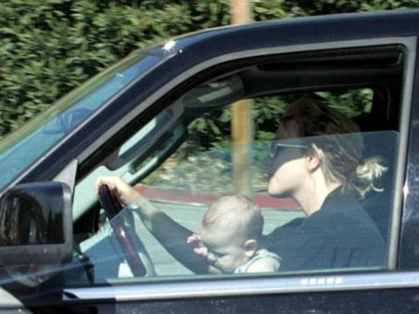 மடியில் குழந்தை