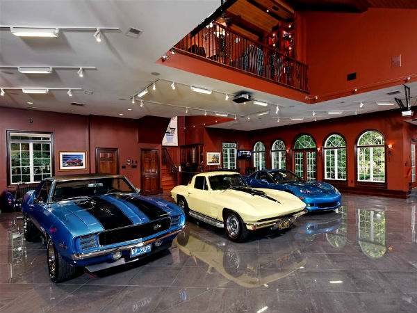 உலகின் அழகான கார் கராஜ் படங்களின் தொகுப்பு