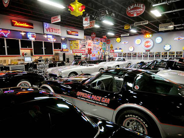 உலகின் அழகான கார் கராஜ் படங்களின் தொகுப்பு