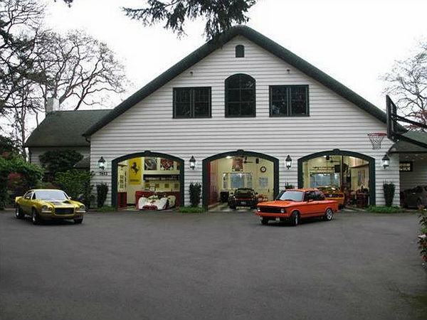 உலகின் அழகான கார் கராஜ் படங்களின் தொகுப்பு