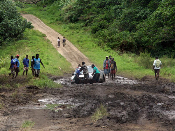 சேற்றில் சிக்கிய கார்களை வெளியில் எடுப்பதற்கான வழிகள்