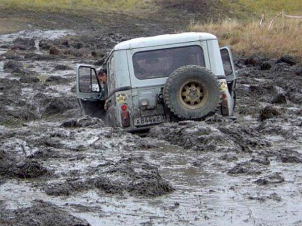 சேற்றில் சிக்கிய கார்களை வெளியில் எடுப்பதற்கான வழிகள்