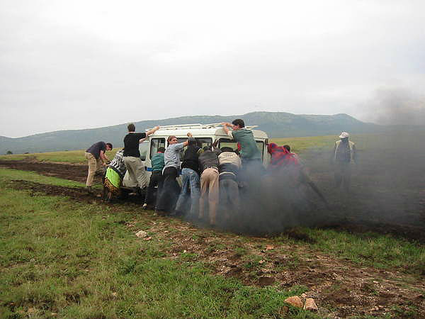 சேற்றில் சிக்கிய கார்களை வெளியில் எடுப்பதற்கான வழிகள்
