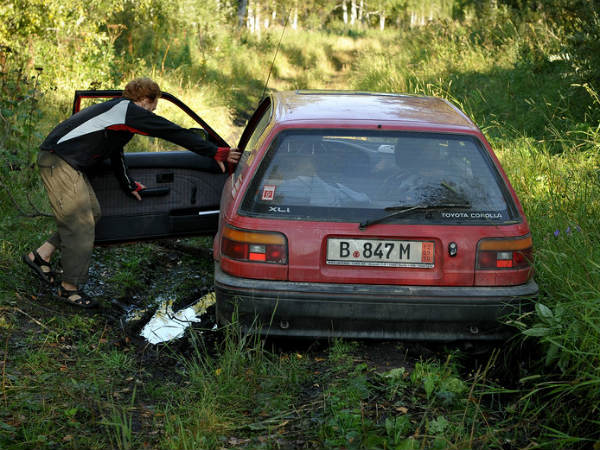 சேற்றில் சிக்கிய கார்களை வெளியில் எடுப்பதற்கான வழிகள்