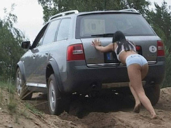 சேற்றில் சிக்கிய கார்களை வெளியில் எடுப்பதற்கான வழிகள்