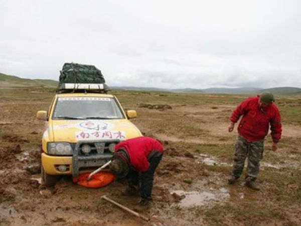 சேற்றில் சிக்கிய கார்களை வெளியில் எடுப்பதற்கான வழிகள்