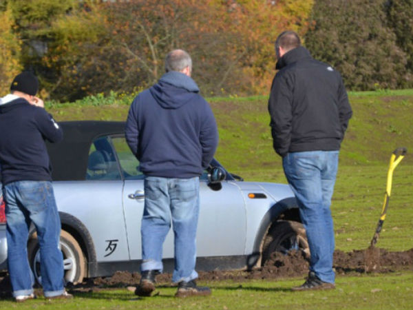 சேற்றில் சிக்கிய கார்களை வெளியில் எடுப்பதற்கான வழிகள்