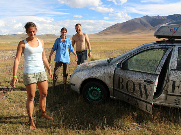 சேற்றில் சிக்கிய கார்களை வெளியில் எடுப்பதற்கான வழிகள்