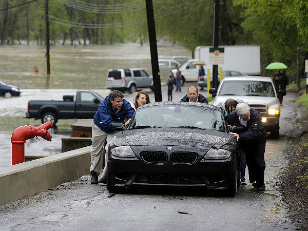 சேற்றில் சிக்கிய கார்களை வெளியில் எடுப்பதற்கான வழிகள்
