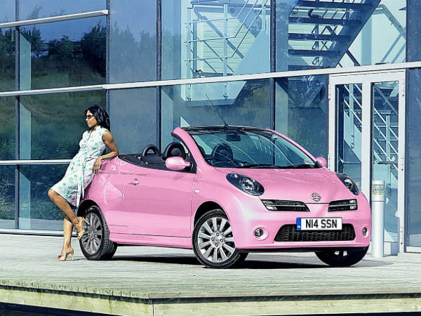 பெண்களை ஈர்க்கும் இளஞ்சிவப்பு கார்கள்