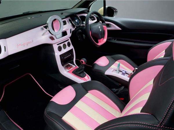 பெண்களை ஈர்க்கும் இளஞ்சிவப்பு கார்கள்