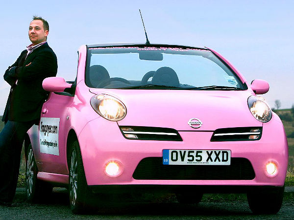 பெண்களை ஈர்க்கும் இளஞ்சிவப்பு கார்கள்