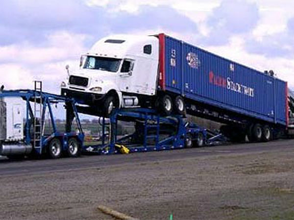 ஆச்சரியமூட்டும் வாகன விபத்து படங்கள்