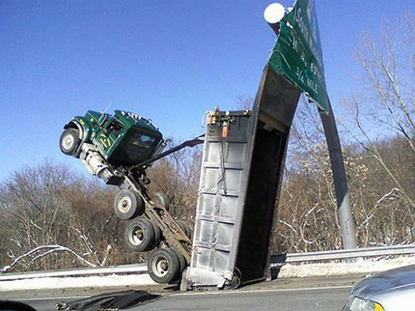 ஆச்சரியமூட்டும் வாகன விபத்து படங்கள்