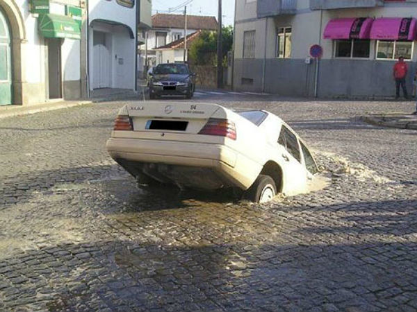 ஆச்சரியமூட்டும் வாகன விபத்து படங்கள்