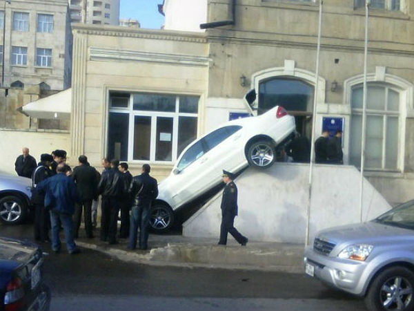 ஆச்சரியமூட்டும் வாகன விபத்து படங்கள்