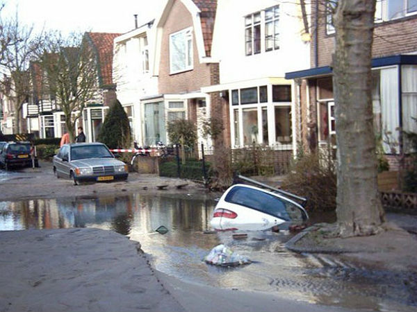 ஆச்சரியமூட்டும் வாகன விபத்து படங்கள்