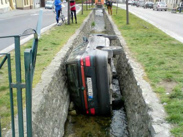 ஆச்சரியமூட்டும் வாகன விபத்து படங்கள்