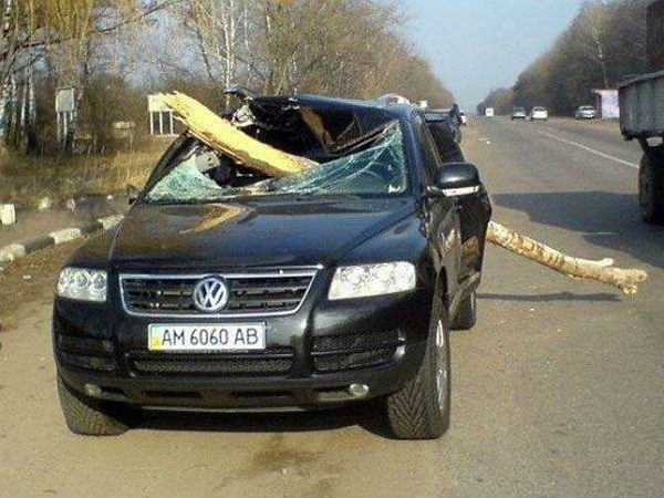 ஆச்சரியமூட்டும் வாகன விபத்து படங்கள்