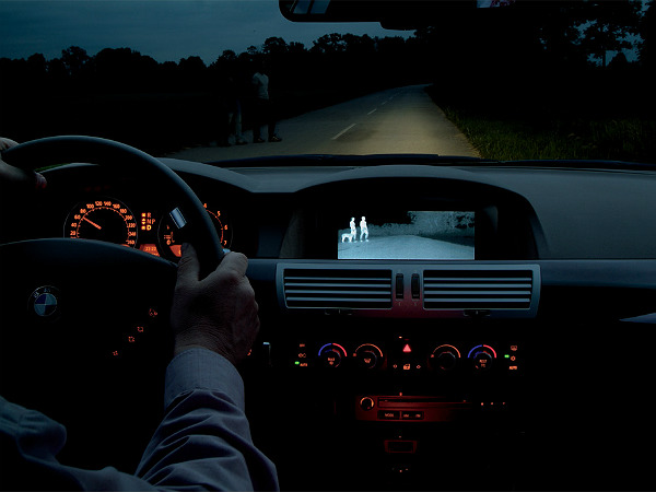 8. நைட் விஷன் அசிஸ்ட்/ அடாப்டிவ் ஹெட்லைட்ஸ்