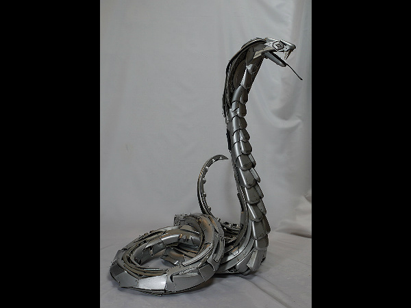 பழைய கார் பாகங்களிலிருந்து பகட்டான சிற்பங்கள்!