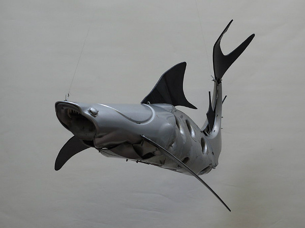 பழைய கார் பாகங்களிலிருந்து பகட்டான சிற்பங்கள்!