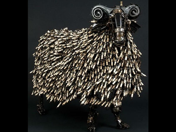 பழைய கார் பாகங்களிலிருந்து பகட்டான சிற்பங்கள்!