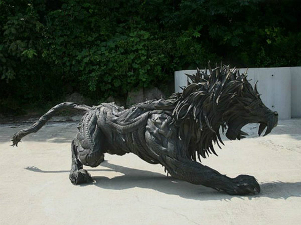 பழைய கார் பாகங்களிலிருந்து பகட்டான சிற்பங்கள்!