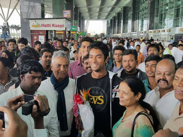 குழுமிய ரசிகர்கள்