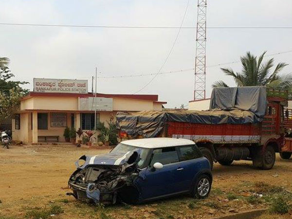 விபத்தில் சிக்கிய மினி கார்