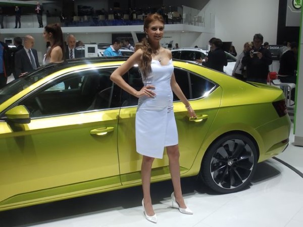 பார்வையாளர்களை வசீகரித்த அழகிகள்.