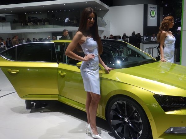 பார்வையாளர்களை வசீகரித்த அழகிகள்.