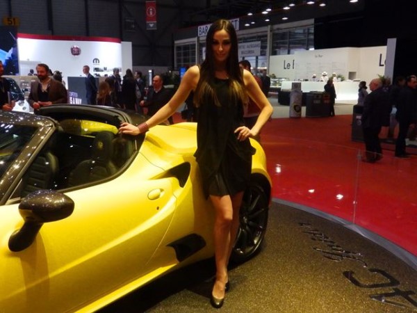 பார்வையாளர்களை வசீகரித்த அழகிகள்.