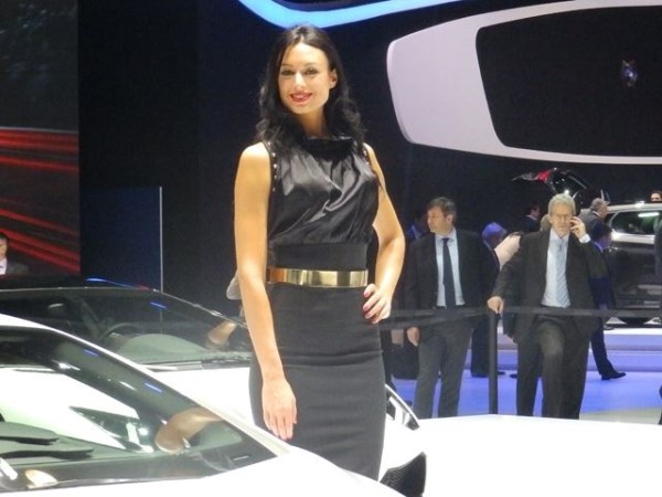 பார்வையாளர்களை வசீகரித்த அழகிகள்.