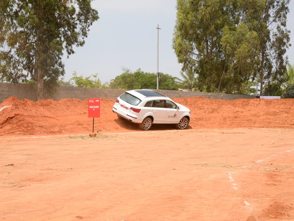 பயிற்றுனர்கள் உதவியுடன்...