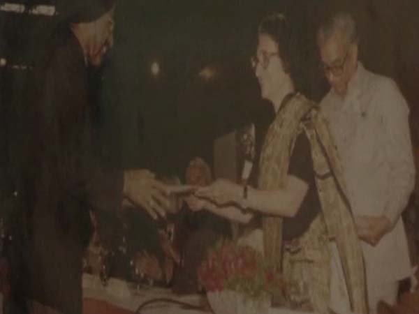 பிரதமரின் கையால்...