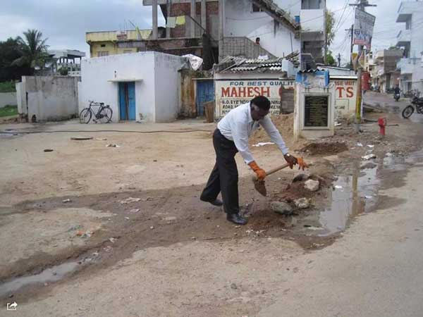 சொந்த காசில் பொது சேவை