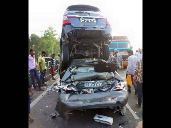 கார்கள் கடும் சேதம்