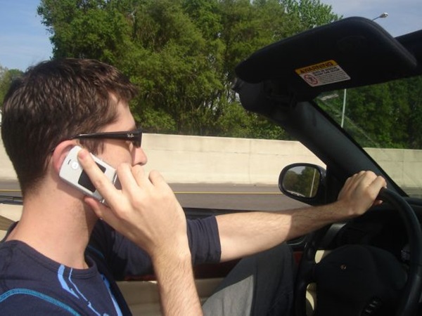 மொபைல்போனில் பேச்சு...