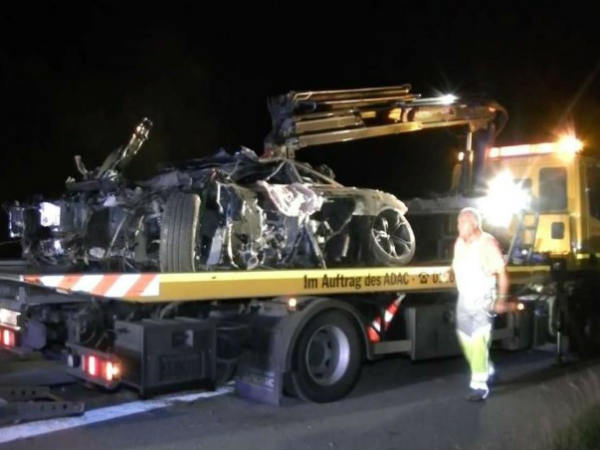 அப்பளம் போல் நொறுங்கிய கார்