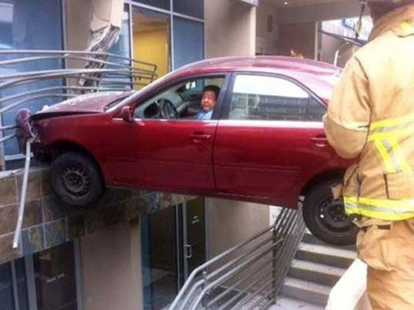 விந்தையான வாகன விபத்துக்கள்