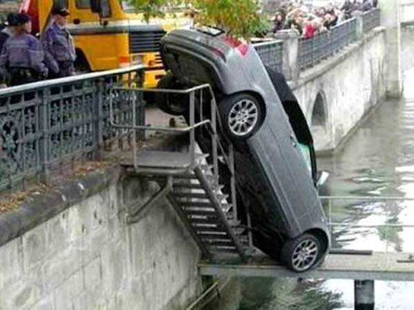 விந்தையான வாகன விபத்துக்கள்