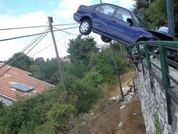 விந்தையான வாகன விபத்துக்கள்