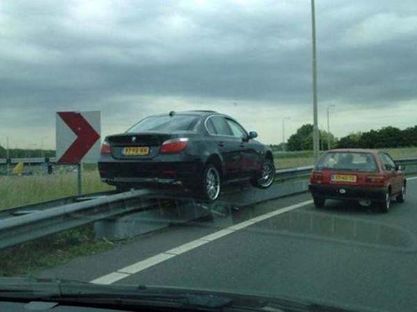 விந்தையான வாகன விபத்துக்கள்