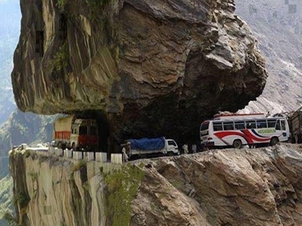 அதிபயங்கர மரணச் சாலைகள்