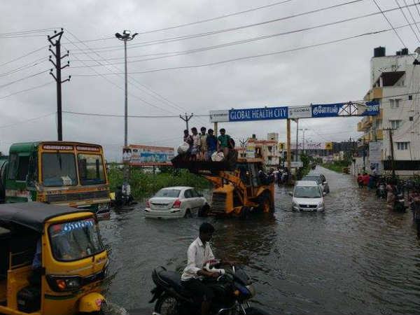 மழையை வென்ற சில சென்னை வாசிகளின் சமயோஜிதம்