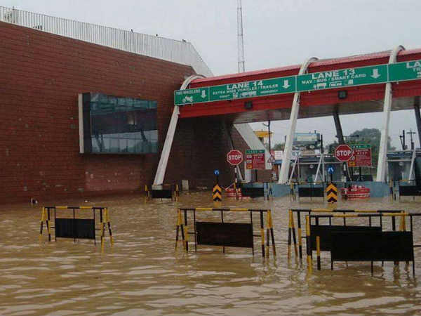 மழையை வென்ற சில சென்னை வாசிகளின் சமயோஜிதம்