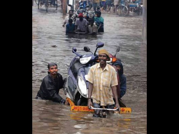 மழையை வென்ற சில சென்னை வாசிகளின் சமயோஜிதம்