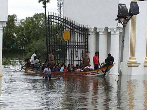 மழையை வென்ற சில சென்னை வாசிகளின் சமயோஜிதம்