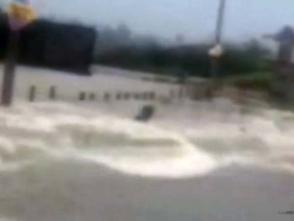 மழை வெள்ளத்தில் இழுத்துச் செல்லப்பட்டவர் மீட்பு